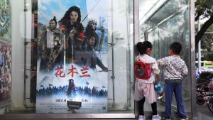 Den nya Disney-filmen Mulan är kontroversiell delvis för att skådespelerskan Liu Yifei stött Kinas hårdföra politik i Hongkong och delvis för att filmen spelats in i Xinjiang där Kina anses kränka mänskliga rättigheter Plansch med reklam för Disney-filmen Mulan i Peking 11.9.2020. Har stött på kritik för att filmats i Xinjiang där KIna förtrycker uigurerna.