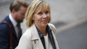 Justitieminister Anna-Maja Henriksson (SFP) säger att man bland annat vill undvika långa resor. En leende Anna-Maja Henriksson.