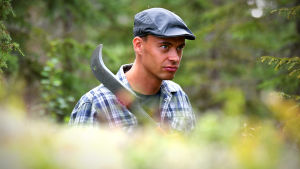 "Man ska inte förneka sin bakgrund och jag är stolt över att vara en landsortsgrabb", säger Perttu Hyvärinen. Perttu blickar ut över hygget med röjningskniven på axeln