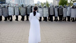 Många kvinnor har engagerat sig i demokratirörelsen och demonstrationerna i Belarus Kvinna som ställer sig emot polisen under en demonstration i Minsk