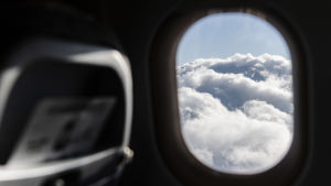 Kuvassa on näkymä lentokoneen ikkunasta syyskuussa 2020.