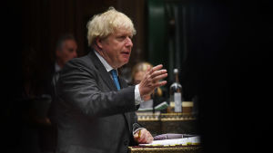 Premiärminister Boris Johnson motiverar de nya reglerna med att man vill visa hur viktigt det är att vid behov försätta sig i karantän. Boris Johnson står upp och talar i det Brittiska underhuset.