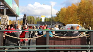 Ett stort coronautbrott fick sin början på Ylläs i september ruskamatkailijoita terassilla Äkäslompolossa