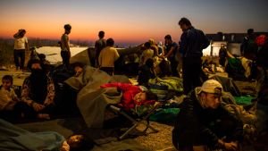 Den förödande branden i flyktinglägret Moria i grekiska Lesbos har gett migrationsfrågan ny aktualitet Migranter som tillbringat natten vid en väg nära Mytilene på Lesbos