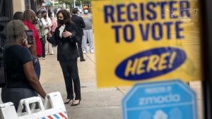 Demokraternas vicepresidentkandidat Kamala Harris talar vill väljare som förhandsröstar i Philadelphia. Vicepresidentkandidaten Kamala Harris talar vill väljare som förhandsröstar i Philadelphia.