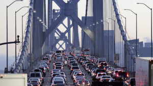 Bullernivån sjönk med ungefär 50 procent i våras. Trafik på bron Golden Gate i San Francisco, USA