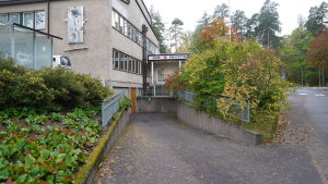 Tiden får utvisa hur systemet fungerar och vad som bör förändras och utvecklas, konstaterar både avdelningsskötare Britt-Marie Forstén och chefsläkare Peter Braskén om den nya jouren vid Raseborgs sjukhus. Jouren vid Raseborgs sjukhus, fotad utifrån. Höst