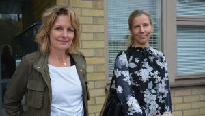 Tove Lehtinen och Camilla Bergman-Kärpijoki hoppas att man så småningom kan utöka antalet kunder. Två ljushåriga kvinnor vid en tegelvägg.
