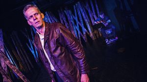 Bladis pojkan turnerar tillsvidare enligt plan. Erik Kiviniemi som Bladis Hannes och musikern Håkan Omars.