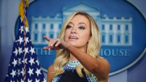 Vita husets pressekreterare Kayleigh McEnany har också smittats. Här svarar hon på pressens frågor i Vita huset 24.9.2020 Kayleigh McEnany