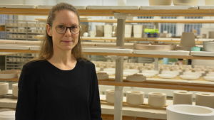 Vd Henna Lamberg kunde inte ana att hon också på Vaja skulle arbeta med Muminmuggar. Vd Henna Lambert på Vaja i Borgå