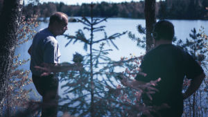 Koiraharrastaja Janne Viteli teki erikoisen jenkkiautohavainnon Hervantajärven rantaan vievällä tiellä Raisan katoamisen jälkeisenä aamuna. Hänen koiransa reagoivat oudosti Hervantajärven rannalla. Voisiko alue liittyä katoamiseen? Podcastin tekijä haastattelee Pekka Räisästä.