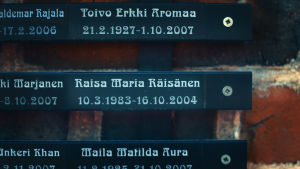 Raisa Räisäsen muistolaatta.