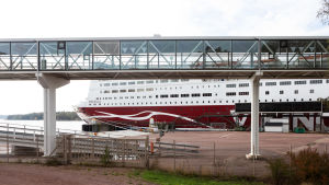 Coronaåtgärderna har slagit hårt till mot Åland. Viking Linen laiva satamassa Maarianhaminassa.