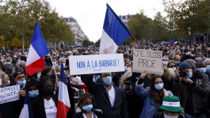 Demonstranter protesterar mot terrorism och bär skyltar där det står "Nej till barbari" och "Jag är lärare" på Place de la Republique i Paris 18.10.2020. Demonstranter protesterar mot terrorism, och bär skyltar där det står "Nej till barbari" och "Jag är lärare" på Place de la Republique i Paris 18.10.2020