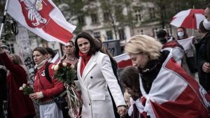 Svetlana Tichanovskaja i Köpenhamn, Danmark 23.10.2020 tillsammans med oppositionsanhängare. Hon bor i Litauen där hon varit i exil sedan augusti. Svetlana Tichanovskaja i Köpenhamn, Danmark 23.10.2020 tillsammans med oppositionsanhängare
