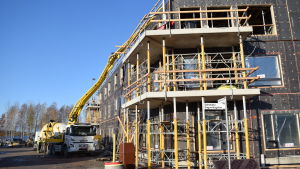 Bostadsmässan har en sysselsättande effekt som delvis också gynnar lokala entreprenörer, påpekar staden. Här byggs ett servicehus med plats både för dagis och äldreboende.