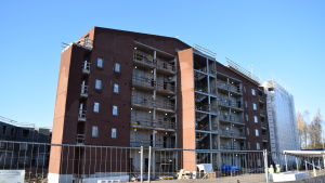Det här sex våningar höga bostadshuset rymmer 36 lägenheter i olika storlek. Huset är ARA-finansierat vilket innebär att det byggts med offentlig finansiering för att kunna erbjuda billigare boende. Ansökningsprocessen inleds i april. Här byggs ett våningshus med hyreslägenheter på mässområdet.