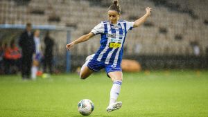 Essi Sainio är visserligen i toppform – men också 34 år gammal. Ska hon orka spela i tre matcher på en vecka? Essi Sainio skjuter i regnet.