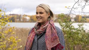 Jag är mycket mer än bara ett offer. Jag har rätt att vara lycklig och behöver varken känna skam eller skuld över det som hände, för det var inte mitt fel, konstaterar Nea Lundström som startat kampanjen #eimeidänhäpeä. Nea Lundström