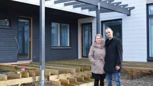 Jenni och Jan Storbjörk ser fram emot att få flytta in i ett splitternytt hus som är arkitektritat just för dem och deras familjs behov och utgående från deras önskemål. Jenni och Jan Storbjörk utanför sitt kommande hem på mässområdet i Lojo.