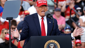 Donald Trump är en mästare på att sprida lögner, men han har också utsatts för falska nyheter som sprids om honom. Trump i röd skärmhatt talar till åskådare.