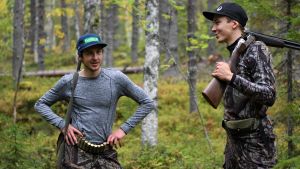 Ilkka Herola och Eero Hirvonen trivs tillsammans även på fritiden. De jagar ihop flera gånger om året. Ilkka Herola och Eero Hirvonen på fågeljakt i Puolanka hösten 2020.