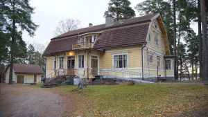 Bibliotekets vänner äger fastigheten Furutorp där Bromarv bibliotek finns. Det finns också två bostäder i huset. Bromarv bibliotek.