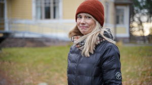 Tenalabon Emma Friman tycker det är dumt att stänga bibban då man sparar så lite pengar. Porträttbild på Emma Friman