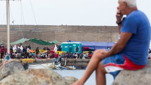 Migranter förs till hamnen i Arguineguín på Gran Canaria Migranter kommer till hamnen i Arguineguín på Gran Canaria