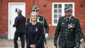 Danmarks försvarsminister Trine Bramsen har tvingat fem ledande personer i militärens underrättelsetjänst FE att avgå på grund av spionageskandalen. Danmarks försvarsminister Trine Bramsen har tvingat fem ledande personer i militärens underrättelsetjänst FE att avgå på grund av spionageskandalen.