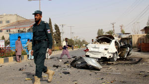 Våldet i Afghanistan har ökat sedan avtalet mellan USA och talibanerna undertecknades. En afghansk soldat promenerar förbi ett söndersprängt bilvrak