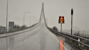Vinden väntas avta i de västra delarna av landet senare under eftermiddagen. I öst lugnar sig stormen under natten till fredag. Bilden är tagen vid Replotbron i Korsholm. Raippaluodon silta Mustasaaressa. Tuuli puhaltaa kovaa Liisa-myrskyssä 19.11.2020