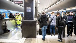 Sverige har inga rekommendationer om munskydd i kollektivtrafiken, så på tunnelbaneperrongen vid T-centralen är det så gott som ingen som bär munskydd. Bilden är över en vecka gammal, innan meddelandet om strängare restriktioner kom. På perrongen till tunnelbanan vid T-centralen är det så gott som ingen som bär munskydd.
