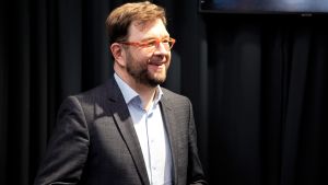 Trafiken spelar stor roll när man vill uppnå utsläppsmålen säger kommunikationsminister Timo Harakka. Timo Harakka kasvokuva