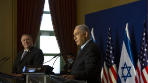 Iran anser att USA:s utrikesminister Mike Pompeo (t.h.) och Israels premiärminister Benjamin Netanyahu ligger bakom mordet. Det skulle absolut passa in i bägges planer. Benjamin Netanyahu träffade förra veckan USA:s utrikesminister Mike Pompeo både i Israel och i Saudiarabien.