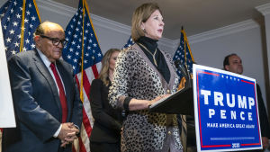 Sidney Powell är trogen Trump, trots att hon inte längre ingår i hans juristteam. Trumpin asianajaja Sidney Powell puhuu lehdistötilaisuudessa. Vasemmalla taustalla kuvassa Rudy Giuliani.