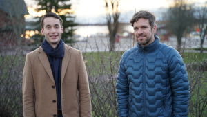 Ingåpolitiker Henrik Wickström (SFP) och informatör Kristoffer Nöjd är nöjda över synligheten som Ingå har fått tack vare reklamkampanjen. Henrik Wickström och Kristoffer Nöjd