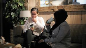 Narges Norouzi och Farhia Osman tror att coronaviruset sprids lätt i stora familjer Narges Norouzi dricker kaffe