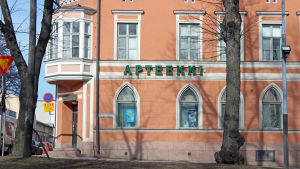 Det enda apoteket i Lovisa idag, apoteket Kronan, finns på Mannerheimgatan. Apoteket i Lovisa centrum