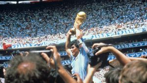 Maradona blev hela Argentinas hjälte senast efter fotbolls-VM i Mexiko 1986 Diego Maradona lyfter pokalen efter segern i finalen i fotbolls-VM 1986