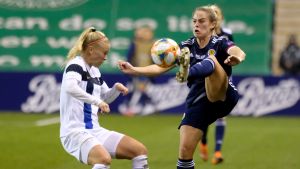 Adelina Engman försöker stoppa Kirsty Smith som har bollen.