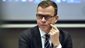 Samlingspartiet ordförande Petteri Orp har orsak att vara fundersam - partiets kräftgång fortsätter. En medelålders man i kostym och glasögon ser fundersam ut.