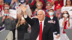 Vice president Mike Pence uppmanade republikanerna att rösta under ett kampanjevenemang i Savannah i Georgia. Bild på vicepresident Mike Pence som håller upp en hand. I bakgrunden publik på hans kampanjevenemang.