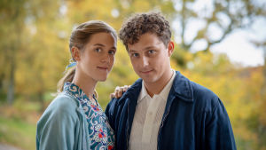 Sonja (Malin Persson) och Calle Svensson (Charlie Gustafsson). Sonja och Calle ler mot kameran