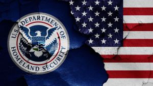 Det amerikanska inrikessäkerhetsministeriet flagga avtecknad på en krackelerad vägg. Det amerikanska inrikessäkerhetsministeriet flagga avtecknad på en krackelerad vägg.