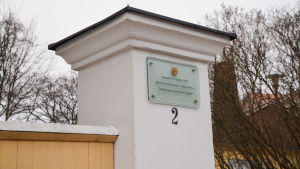 Borgå stift vill behålla domkapitelshuset. Port med en namnplatta där det står Domkapitlet, Borgå stift.