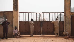 Föräldrar väntar vid skolporten till det skolinternat varifrån hundratals pojkar kidnappades. Föräldrar väntar vid skolporten till ett internat i Nigeria. Hundratals skolpojkar har kidnappats från skolan.