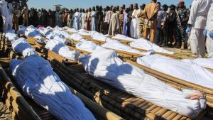 Sörjande deltar i en begravning av 43 jordbruksarbetare som mördades av Boko Haram 28.11 2020 Begravning av arbetare som mördats av Boko Haram