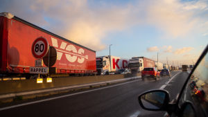 Myndigheterna samarbetar för att undvika köbildning och andra störningar. Kilometrien pituinen rekka-autojono Calaisin satamakaupunkiin Ranskassa vievällä moottoritiellä. Ne ovat matkalla lauttaan tai kanaalin ali kulkevaan tunneliin ja Britanniaan,